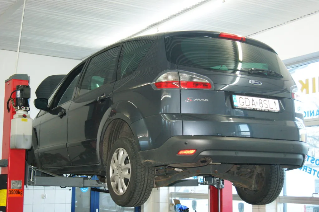 Samochód podczas diagnostyki instalacji elektrycznej w warsztacie