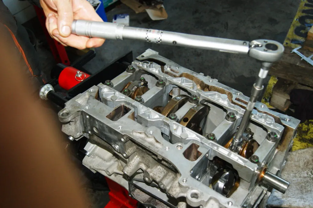 Precyzyjne prace mechaniczne przy silniku samochodowym