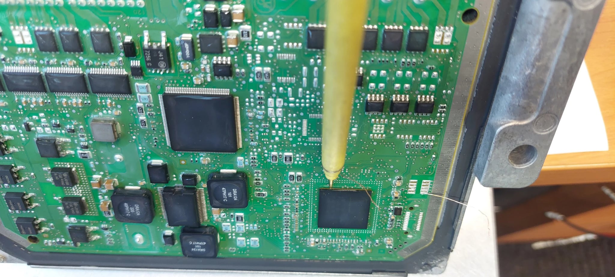 Diagnostyka elektroniki samochodowego sterownika ECU na stanowisku warsztatowym