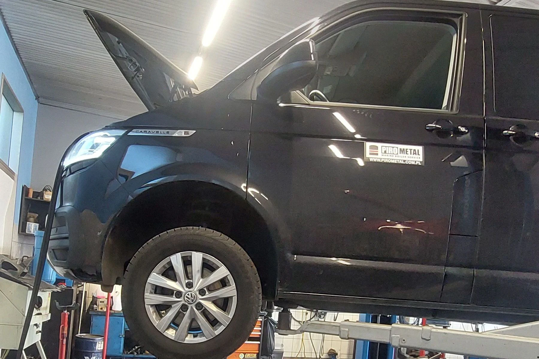 Volkswagen Caravelle na podnośniku podczas obsługi oleju automatycznej skrzyni