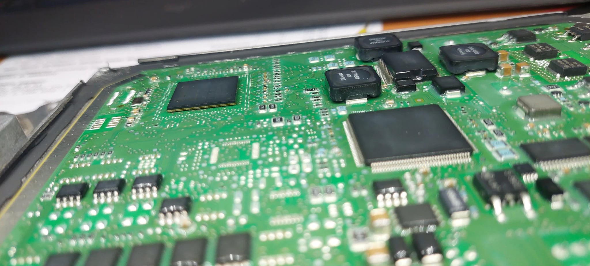 Płyta sterownika ECU podczas prac elektronicznych w Praust Moto