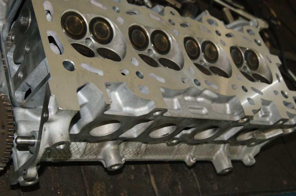Głowica silnika podczas prac serwisowych