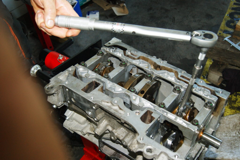 Prace mechaniczne przy silniku w Praust Moto